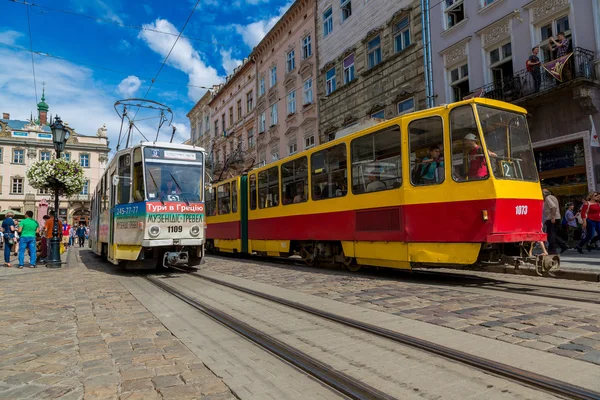 Alte straßenbahn im historischen zentrum von lviv. — Stockfoto