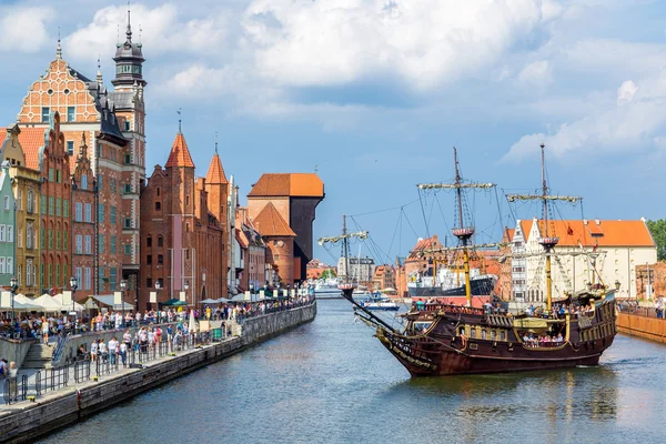 Cityscape no rio Vístula em Gdansk, Polônia . — Fotografia de Stock