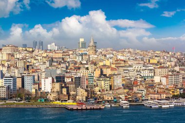 Güneşli bir günde İstanbul 'un panoramik hava manzarası