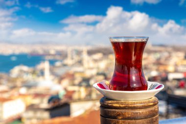 Geleneksel Türk çayı ve İstanbul-Türkiye panoramik hava manzarası