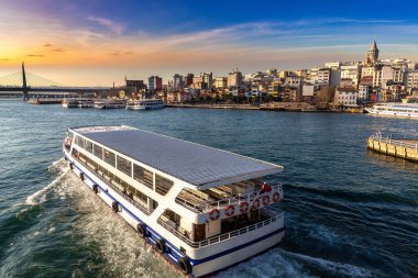 Güneşli bir günde İstanbul, Türkiye 'deki Golden Horn körfezinde yolcu feribotu