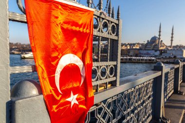 Galata köprüsündeki Türk bayrağı İstanbul ve Türkiye 'ye karşı dalgalanıyor