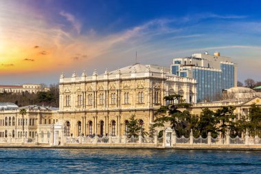İstanbul 'daki Dolmabahçe Sarayı güzel bir yaz gününde, Türkiye