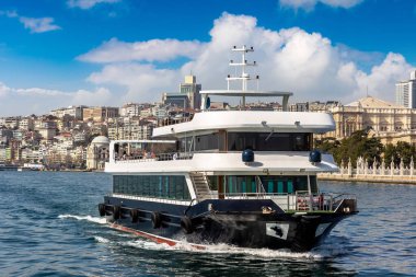 Güneşli bir günde İstanbul, Türkiye 'deki Golden Horn körfezinde yolcu feribotu