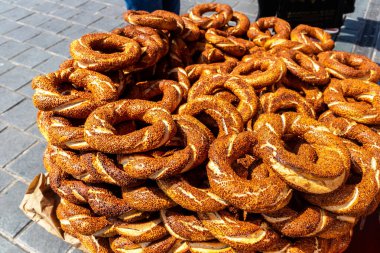 Türk sokak satıcısı Simits satıyor - Türkiye 'nin İstanbul kentinde güneşli bir günde geleneksel Türk simitleri