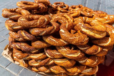 Türk sokak satıcısı Simits satıyor - Türkiye 'nin İstanbul kentinde güneşli bir günde geleneksel Türk simitleri