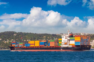 Güneşli bir günde İstanbul 'un İstanbul Boğazı' nda kargo gemisi tankeri, Türkiye