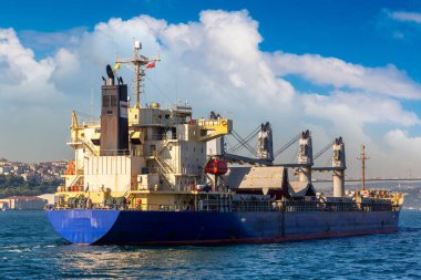 Günbatımında İstanbul 'daki Boğaz' da Genel Kargo Gemisi, Türkiye