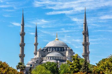 Güneşli bir günde İstanbul, Türkiye 'deki Sultan Ahmed Camii (Mavi Cami)