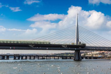 Güneşli bir yaz gününde İstanbul, Türkiye 'de Altın Boynuz Metro Köprüsü