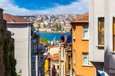Güneşli bir günde İstanbul, Türkiye 'de renkli eski evler