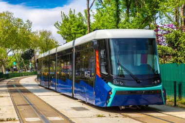 İstanbul 'da modern tramvay, güneşli bir günde Türkiye