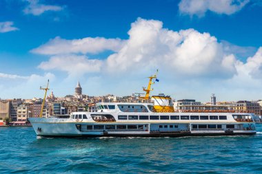 Güneşli bir günde İstanbul 'daki Golden Horn ve Galata kulesinin körfezinde yolcu feribotu