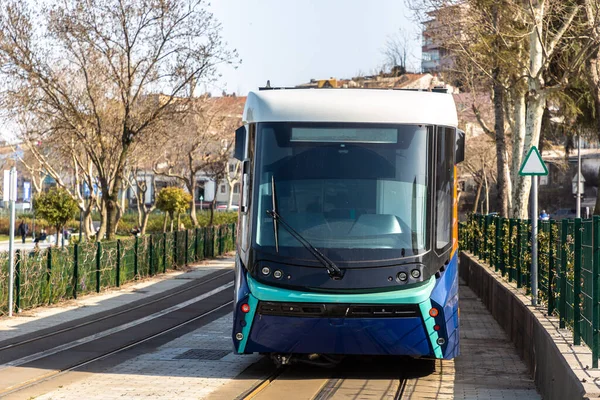 İstanbul 'da modern tramvay, güneşli bir günde Türkiye