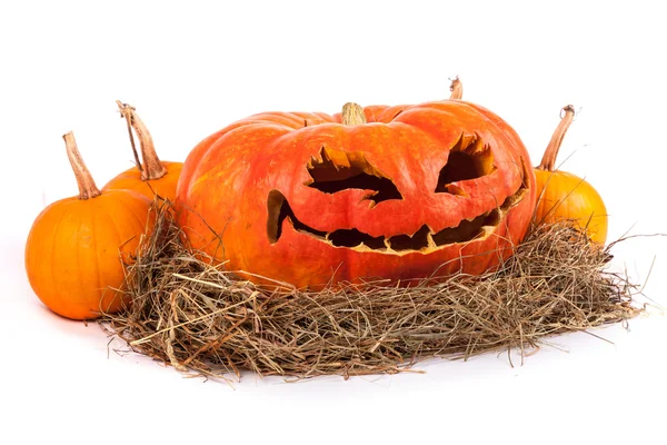 Хэллоуинская тыква на сене — стоковое фото