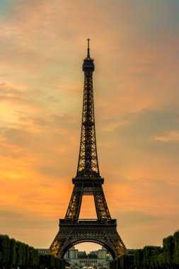 Paris 'te gün batımında Eyfel Kulesi