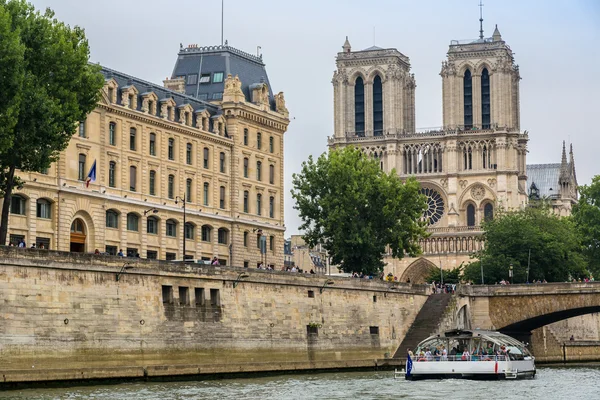 Seine et Notre Dame de Paris — Photo