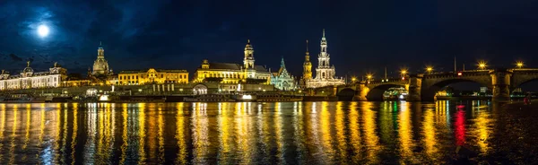 Vista panorámica de Dresde por la noche — Foto de Stock