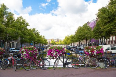 Amsterdam kanal köprüden Bisiklet