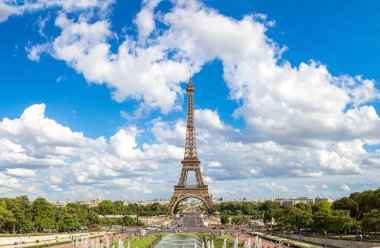 Paris 'teki Eyfel Kulesi' nin panoramik manzarası