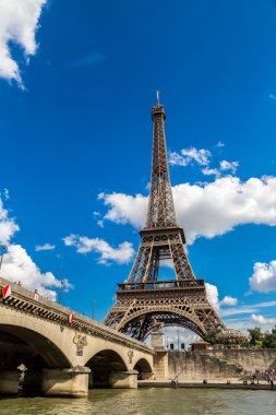 Paris'te Seine ve Eyfel Kulesi