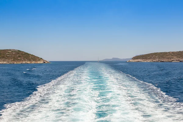 Rastros de barcos en el mar — Foto de Stock