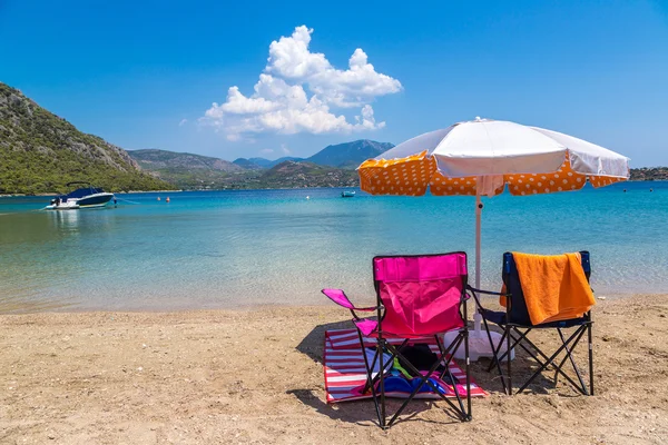 Guarda-chuva e sundecks na praia, Grécia — Fotografia de Stock