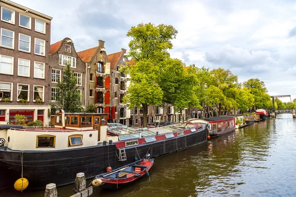 Amsterdamse gracht en boten, Holland, Nederland. — Stockfoto