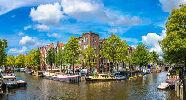 Kanalen en brug in Amsterdam — Stockfoto