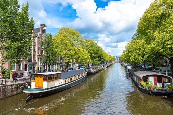 Canal d'Amsterdam et bateaux, Hollande, Pays-Bas . — Photo