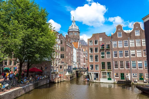 Kanaal en st. nicolas kerk in amsterdam — Stockfoto