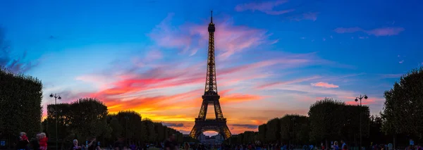 Torre Eiffel al atardecer en París — Foto de Stock