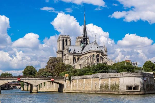 塞纳和巴黎圣母院 — 图库照片
