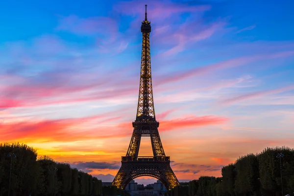 Torre Eiffel ao pôr do sol em Paris — Fotografia de Stock
