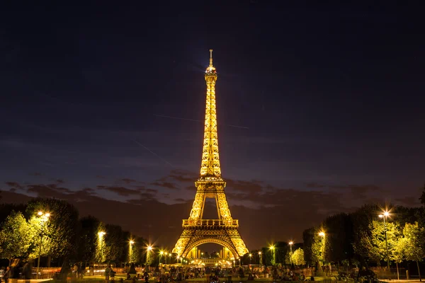 Eiffel-torony naplementekor Párizsban — Stock Fotó
