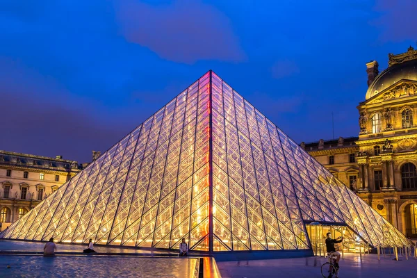 晚上在巴黎卢浮宫 — 图库照片