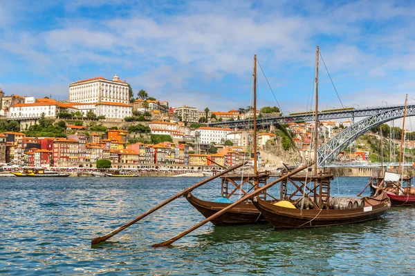 Oporto y viejos barcos tradicionales — Foto de Stock