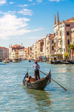 Gondol Venedik Canal Grande üzerinde