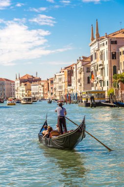 Gondol Venedik Canal Grande üzerinde