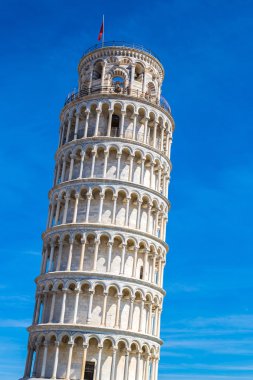 Pisa Kulesi yaslanmış