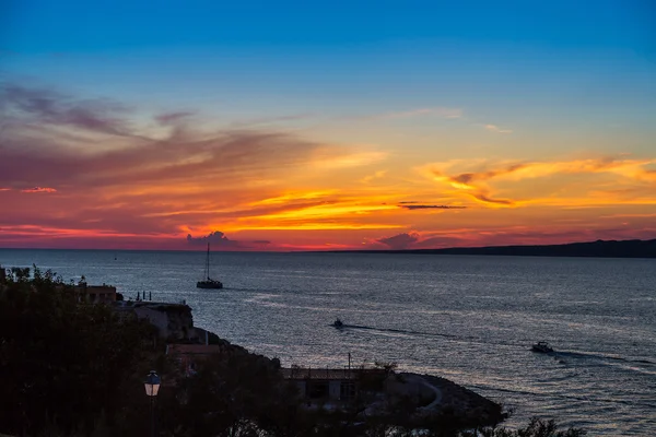 Hermosa puesta de sol sobre el mar — Foto de Stock
