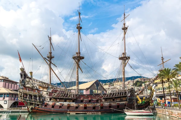 Antiguo barco de madera en Génova, Italia —  Fotos de Stock