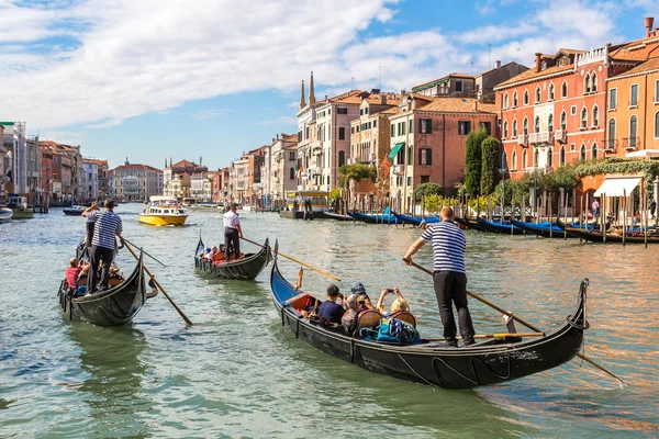 Gondol Venedik Canal Grande üzerinde