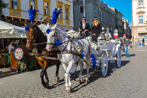 Hästskjuts på stora torget i Krakow — Stockfoto
