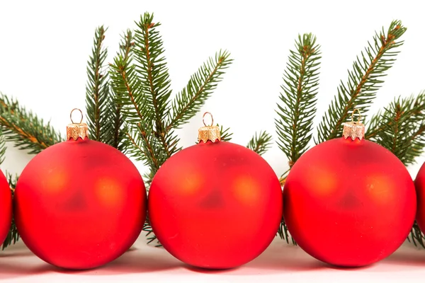 Bolas rojas de Navidad y rama de abeto — Foto de Stock