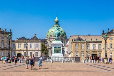 Kale Amalienborg Frederick V heykeli ile