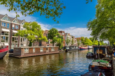 Kanal ve teknelerle Amsterdam