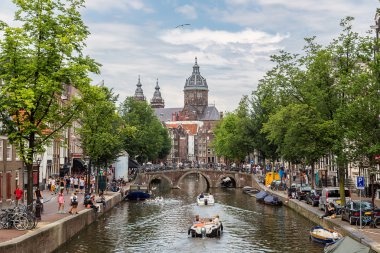 Amsterdam kanal ve st. nicolas church