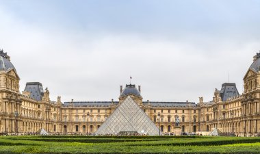 Paris 'teki Louvre Müzesi