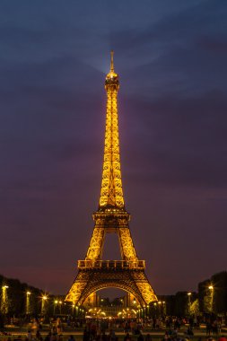 Paris 'te gün batımında Eyfel Kulesi
